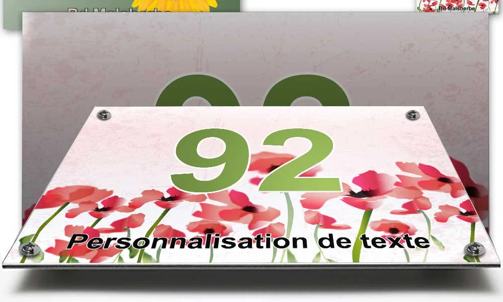 Plaque numéro de maison au champ de coquelicots posée sur un mur de jardin