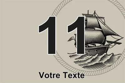 Plaque numéro de maison marine au grand voilier gravé sur fond sable, chiffre noir