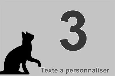 Plaque numéro de maison à la silhouette noire de chat assis sur fond gris, chiffre gris foncé