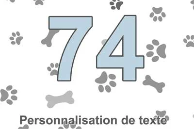 Plaque numéro de maison aux empreintes de pattes sur fond clair, chiffre bleu ciel