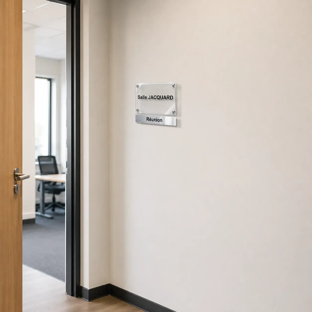 Mur intérieur de couloir de bureau, à côté d’une porte