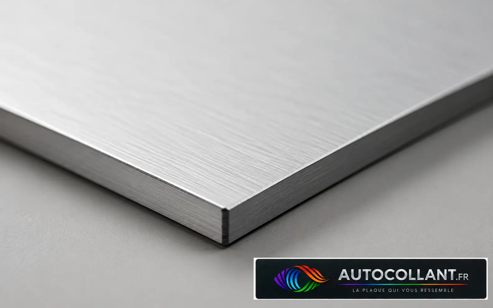 Plaque d’aluminium anodisé vue en angle, arête et surface