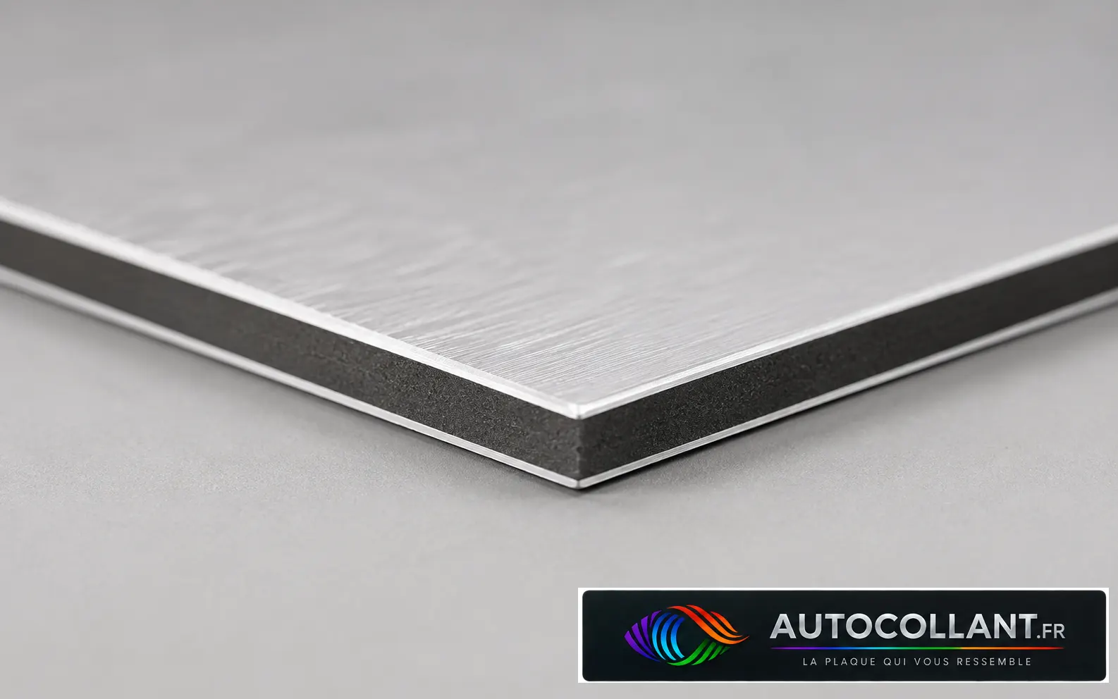 Tranche d’un panneau dibond 2 mm, âme noire entre deux peaux d’aluminium
